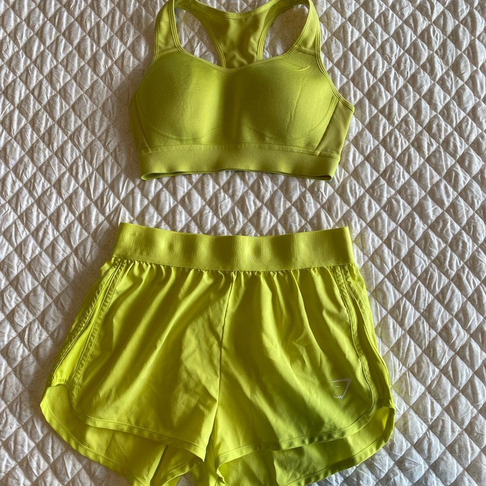 Gymshark Short & Top matching set. Good condition ! Love the color.